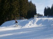 Ve Skiareálu Lipno mají lyžaři k dispozici osm kilometrů sjezdovek